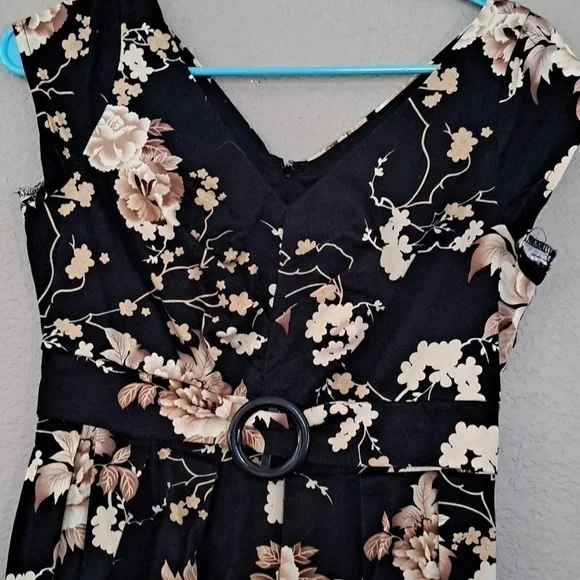 Women's dress - Picture 2 of 5